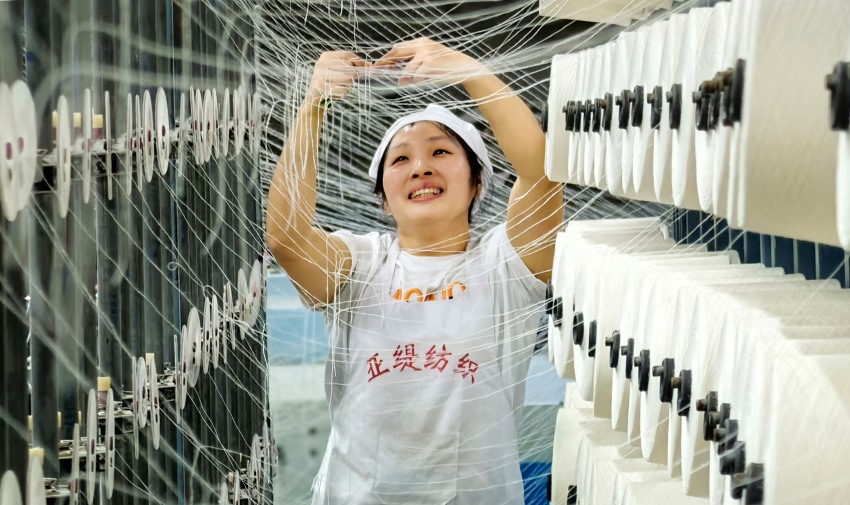 纺织女工。高练辉摄