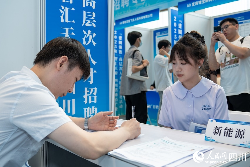 招聘會現場，蘇鶴攝