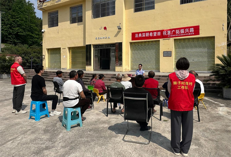 稅務干部下鄉開設法治流動課堂。達州市稅務局供圖