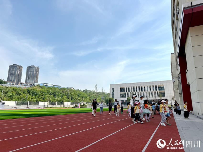 清泉坝片区新建南充市将军学校。人民网记者 王波摄