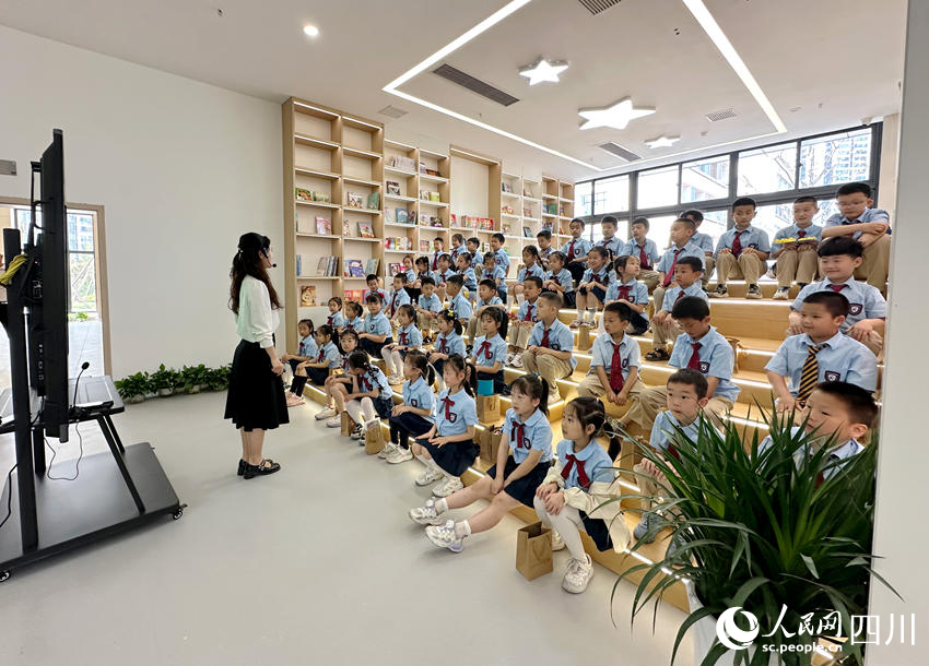 南充市将军学校课堂上的孩子们。人民网记者 王波摄