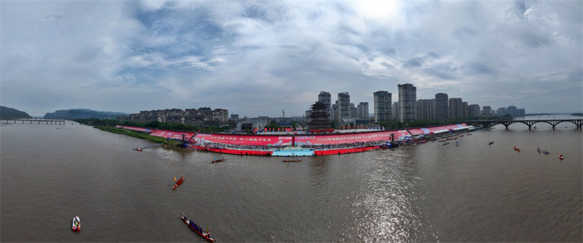 2025年全国龙舟大联动暨“划遍四川”乐山夹江站集中展演活动现场。主办方供图