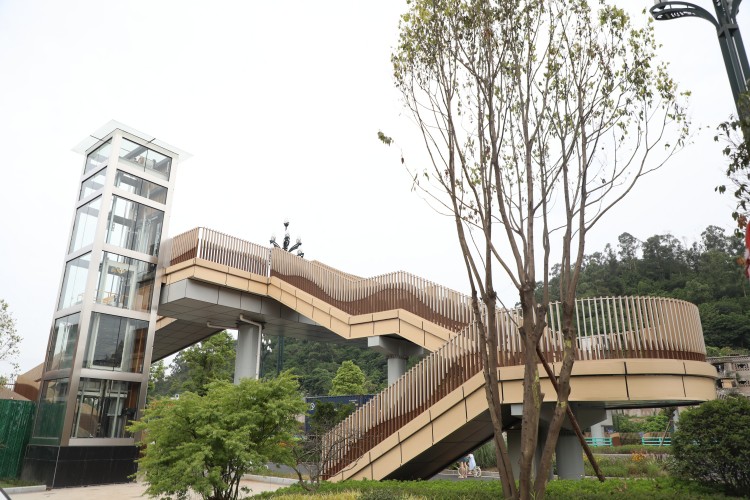 人行天桥南北两侧设人行步梯、非机动车坡道，两部无障碍电梯直达桥面。翠屏区融媒体中心供图