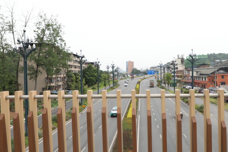 人行条桥53米钢结构主桥横跨宜宾城市内环线。翠屏区融媒体中心供图