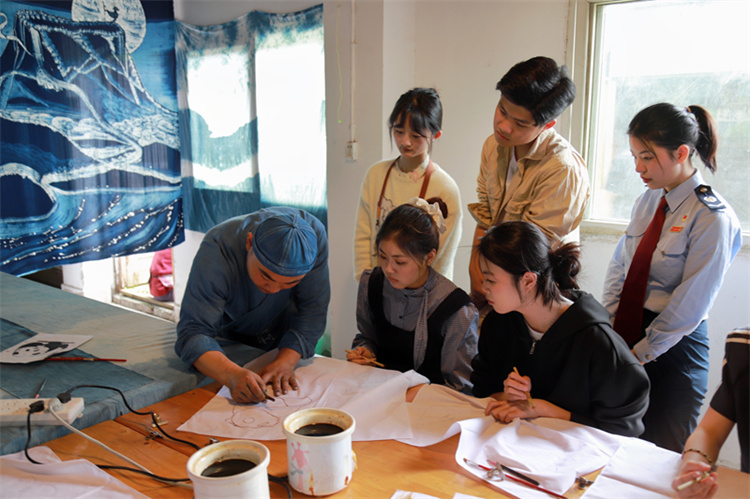 大学生税收普法志愿者走进成都温江蜡染非遗体验基地，在与非遗零距离接触中感悟税收。成都税务局供图