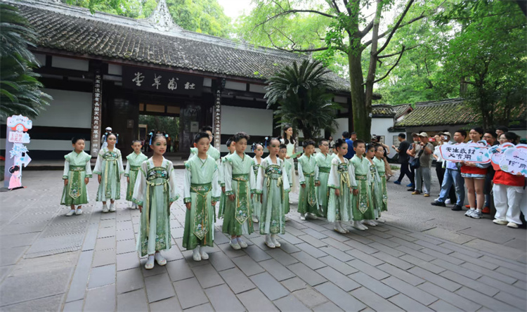 少年兒童化身“小詩人”朗誦古詩。主辦方供圖