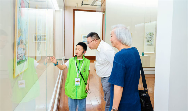 小学生向游客讲解杜甫在成都的故事。主办方供图
