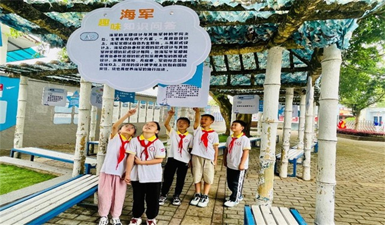 同学们“漫步”海洋知识长廊。任杰摄
