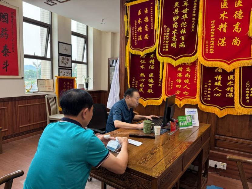 祝之友为患者问诊。张越摄