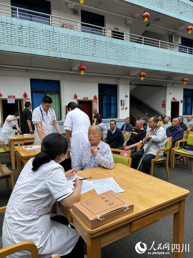 医养服务中心正组织老人体检。张越摄