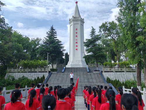 纪念碑下的入队仪式。富顺县退役军人事务局供图