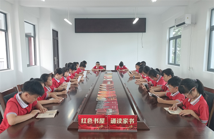 诵读家书。富顺县退役军人事务局供图