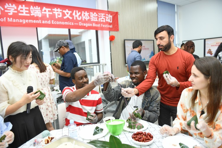 將各種餡放進粽子裡面。向雨供圖