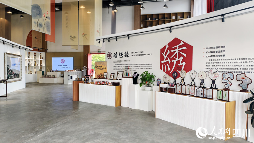 创意中心里的蜀绣产品琳琅满目。人民网 赵祖乐摄
