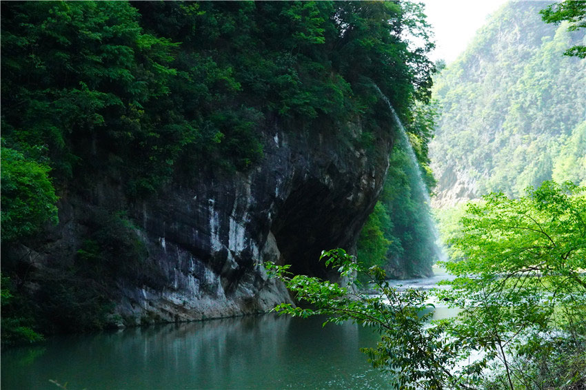 青山叠翠碧玉色。