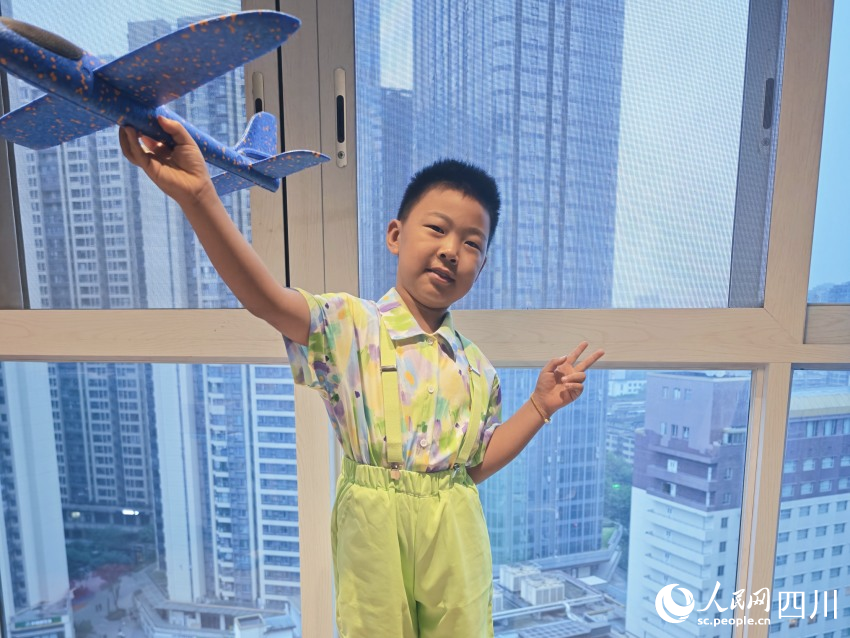泡桐树小学二年级同学李俊辰许下长大后当一名飞行员的六一儿童节梦想。人民网 赵祖乐摄