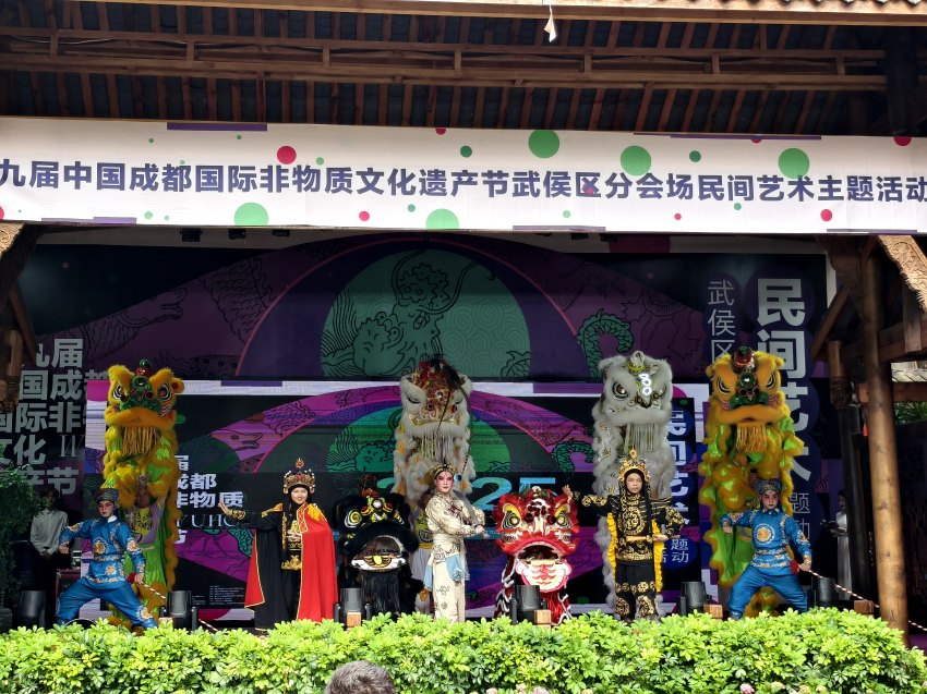 川剧与醒狮同台表演。谢义摄