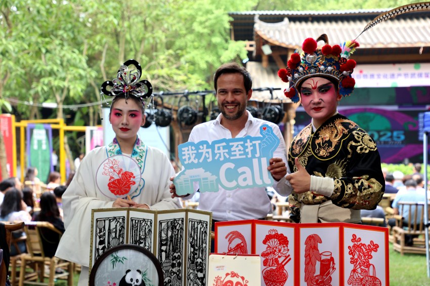外国友人为乐至打call。谢义摄