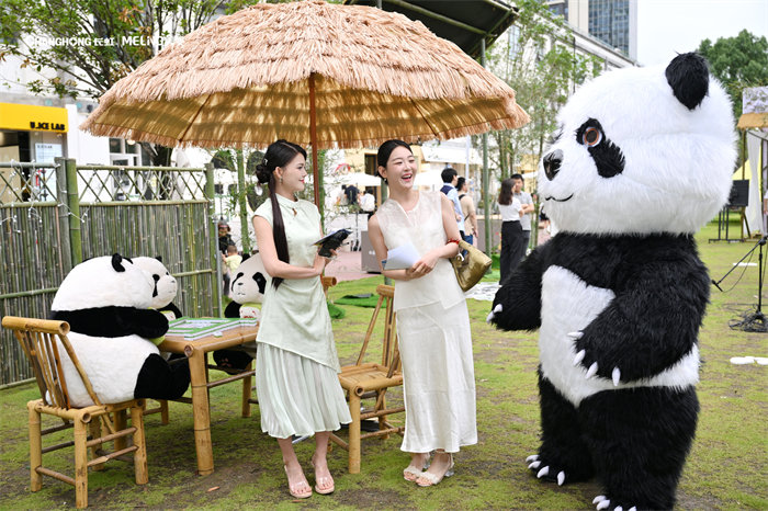 活动现场萌趣的大熊猫人偶。主办方供图