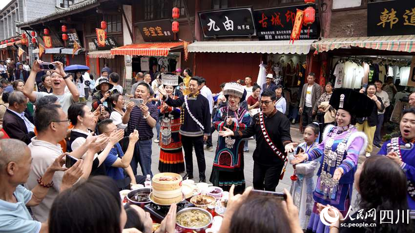 会理以“药香千年.古城盛宴”为主题,在古城及元天街、东城巷等10条街巷摆出1256桌露天宴席。沙琳 摄