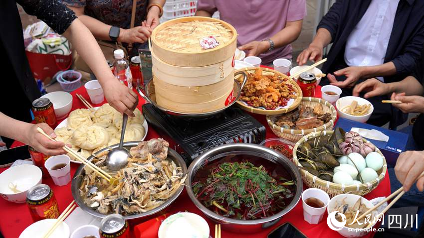 今年端午節，會理3000余桌藥根宴，吸引天南海北食客匯聚。沙琳 攝 