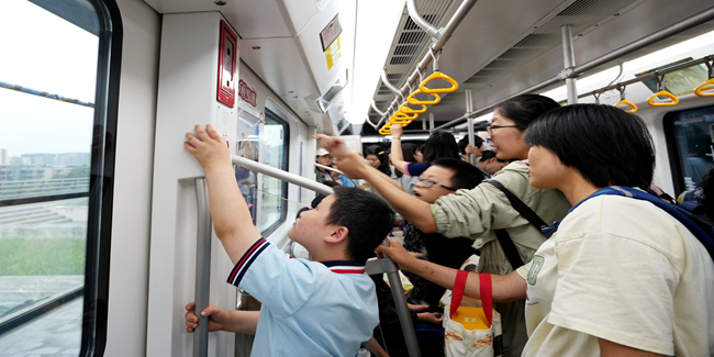 小朋友们在仿真地铁里仔细触摸感受。成都轨道集团供图