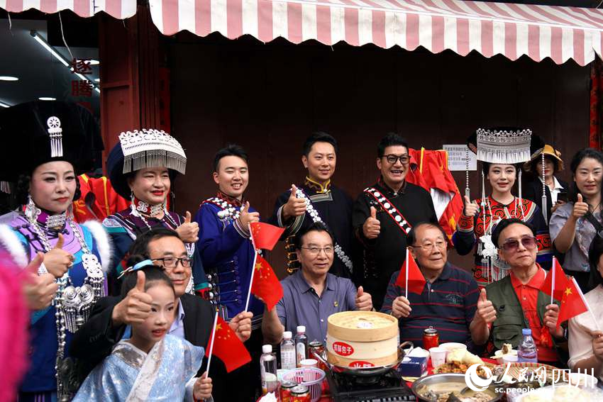 万人同吃非遗端午饭！四川会理摆3000余桌药根宴