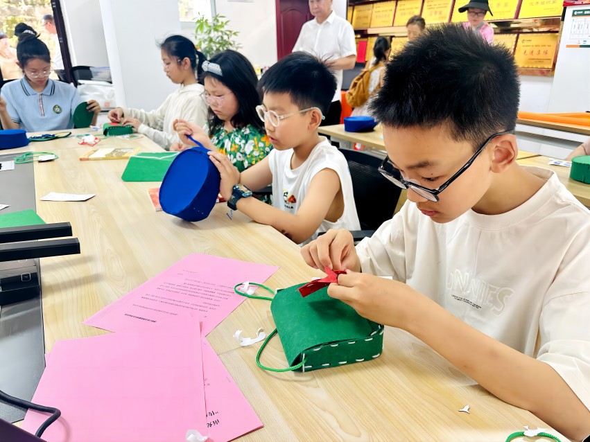 高坪：孩子们亲手缝制军帽、军包。南充市烟草专卖局供图
