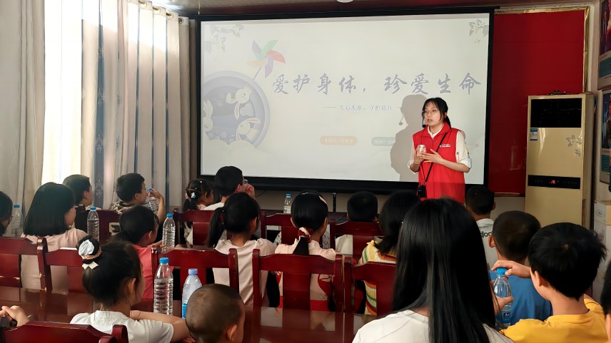 仪陇：志愿者开展安全教育。南充市烟草专卖局供图