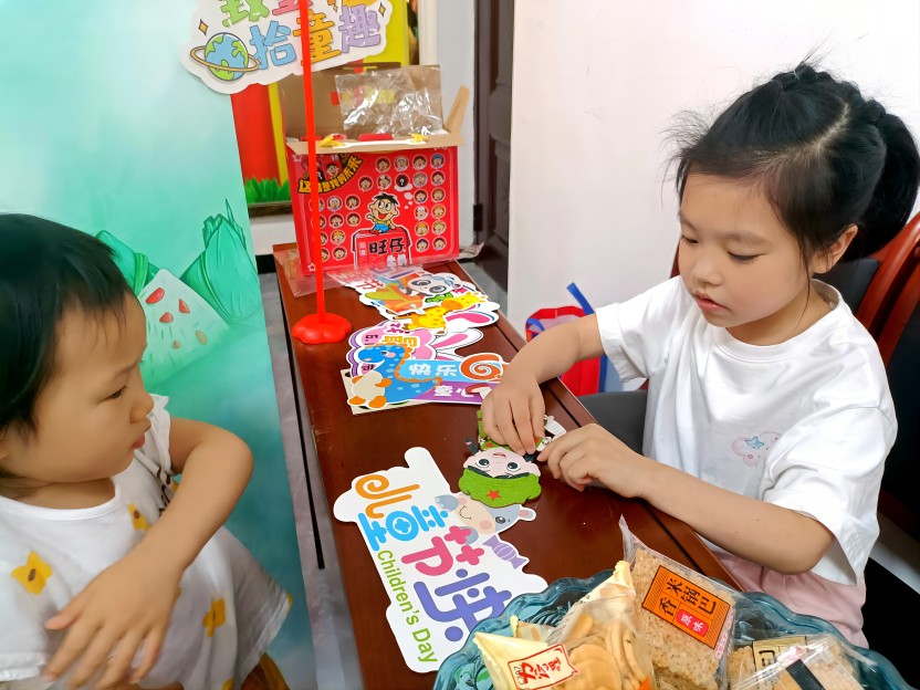 蓬安：孩子们制作手工拼贴。南充市烟草专卖局供图
