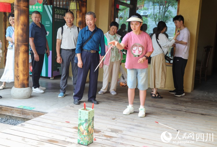 游客参与投壶活动。李建生摄