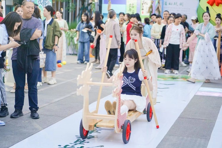 旱地龍舟賽。宜賓文旅會展集團供圖