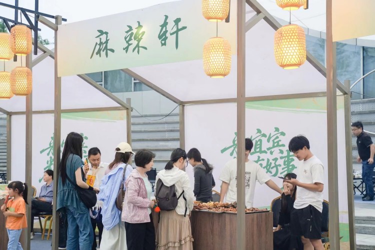 品嘗美食。宜賓文旅會展集團供圖
