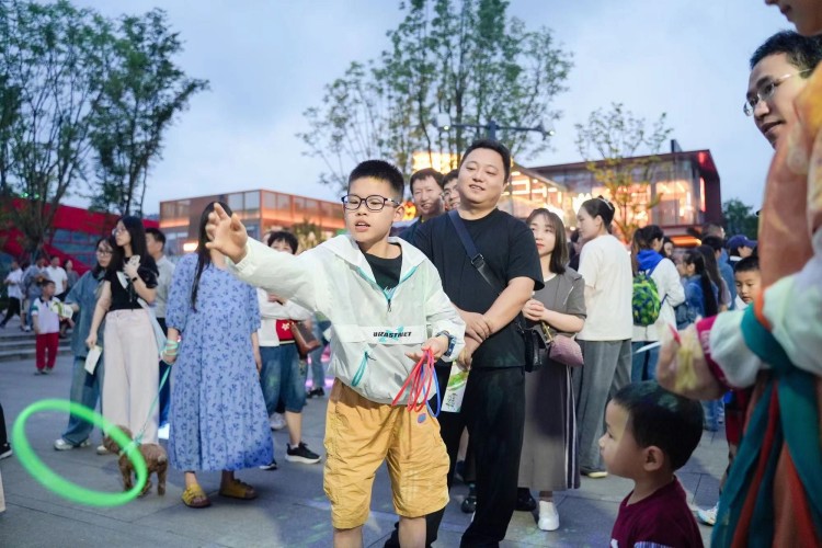市民排隊參與活動。宜賓文旅會展集團供圖