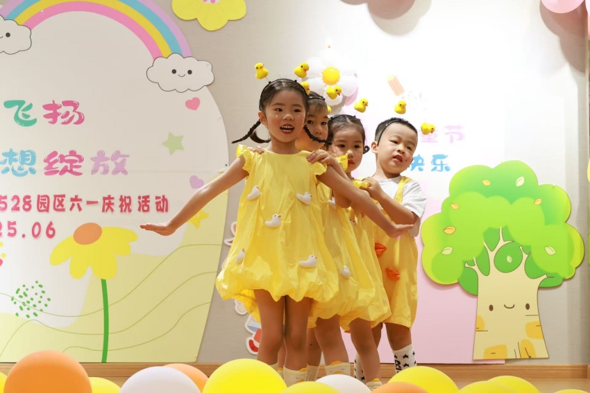 孩子们在表演《可爱小鸭子》。成都市第三幼儿园528园区供图
