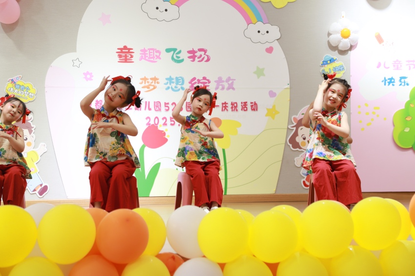 孩子们在表演节目《小看戏》。成都市第三幼儿园528园区供图 