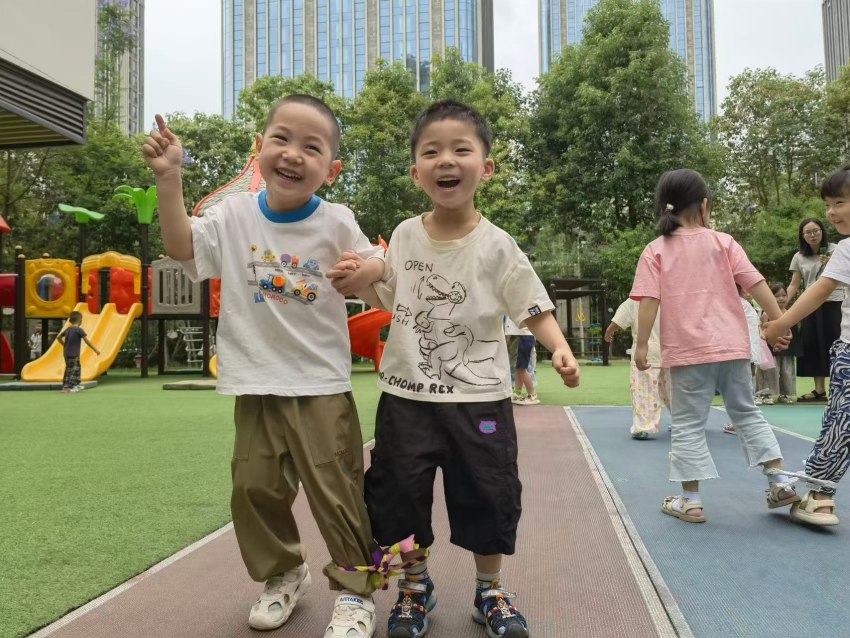 孩子们在玩两人三足。成都市第三幼儿园528园区供图 