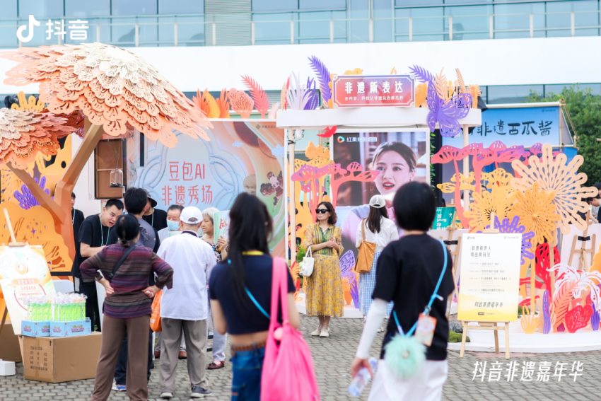 “抖音非遗嘉年华”展区现场。主办方供图