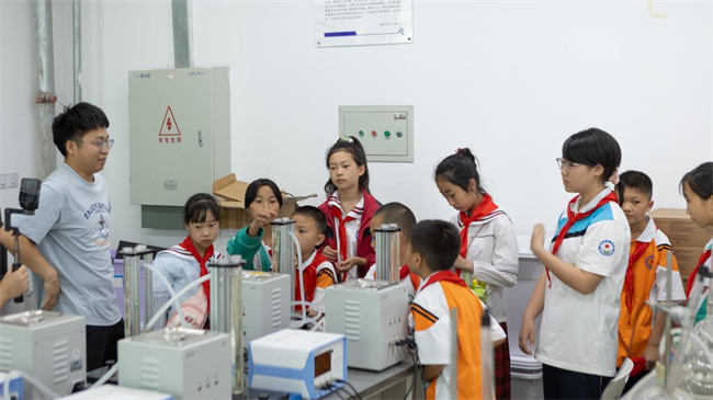 自贡市富顺县板桥镇农历村的15名儿童前往四川轻化工大学参与研学活动。晋良平供图