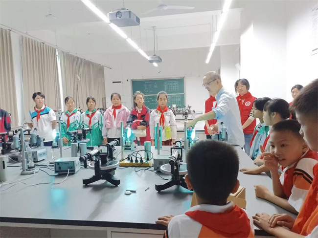 自贡市富顺县板桥镇农历村的15名儿童前往四川轻化工大学参与研学活动。晋良平供图