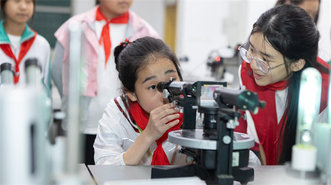 自贡市富顺县板桥镇农历村的15名儿童前往四川轻化工大学参与研学活动。晋良平供图