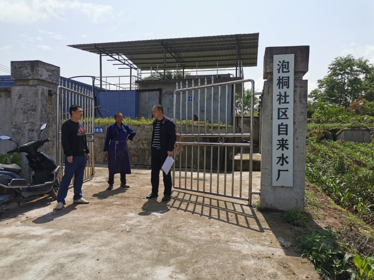工作人员在自来水厂核查农村供水工程运行管护情况。张招成供图