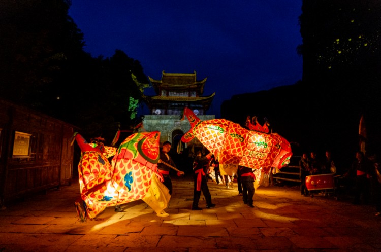 瞻淇鱼灯亮相剑门关。剑阁文旅供图