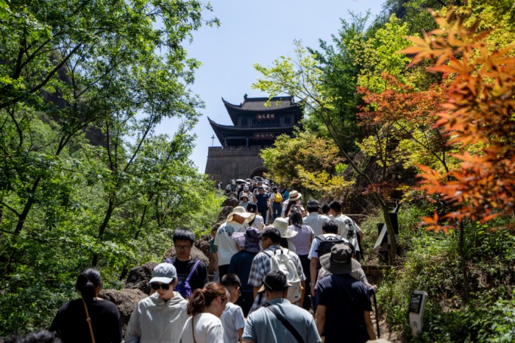 关楼前游人如织。剑阁文旅供图