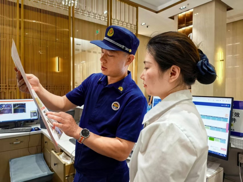 消防员深入宾馆讲解消防安全知识。眉山天府新区消防救援大队供图