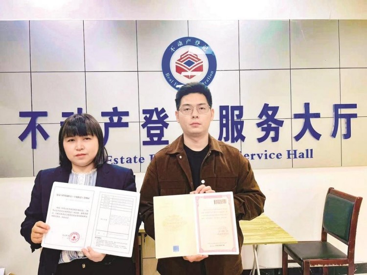 该市首例竣工即交证在朝天完成。张百顺供图