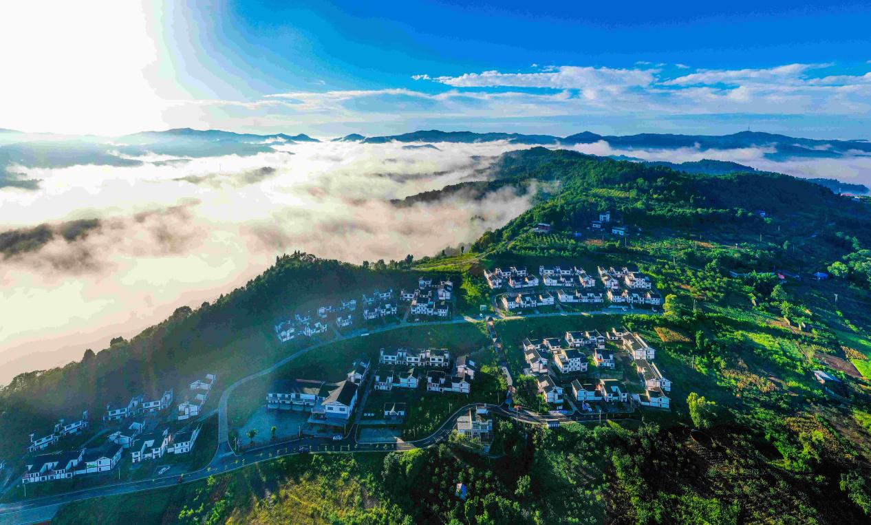 《云漫龙泉山 乡村美如画》清泉镇西平村