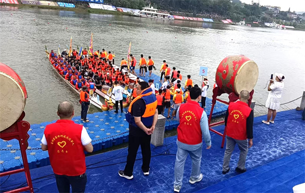 在比赛区维持秩序。富顺县退役军人事务局供图