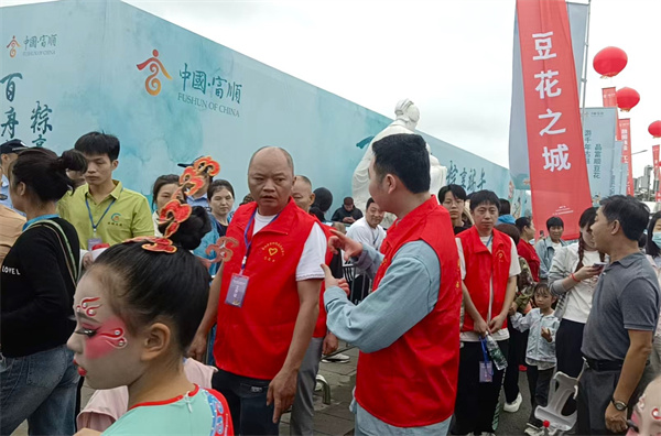 在现场引导人流。富顺县退役军人事务局供图