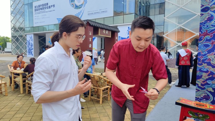 市民在老茶馆体验非遗。主办方供图